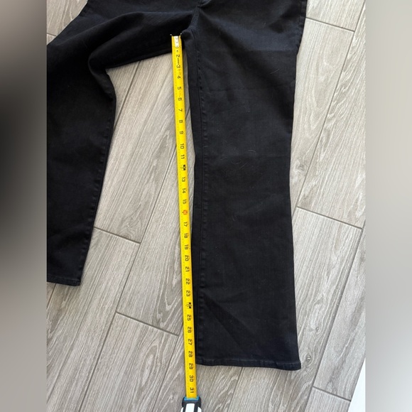 Madewell|Mid rise kick out jeans in solid black,size 31 tall•••Classic staple - Picture 13 of 16